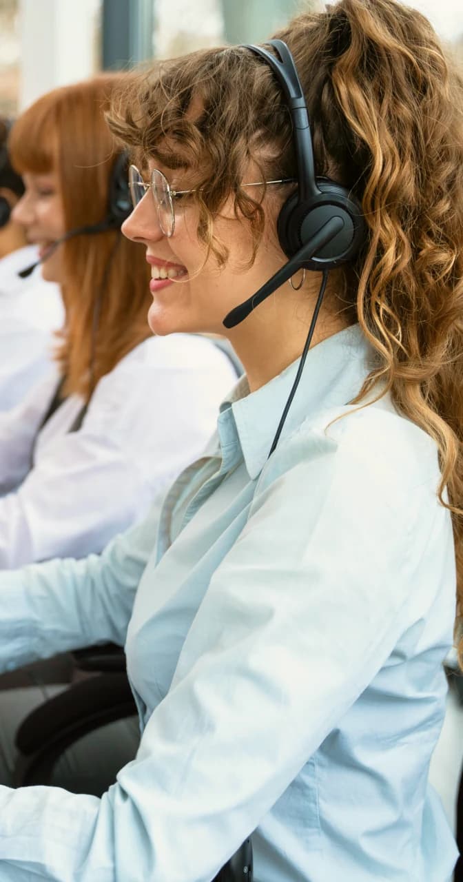 Equipe de atendimento de uma clínica ao telefone